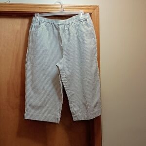 Quacker Factory Seersucker Capris New Condition